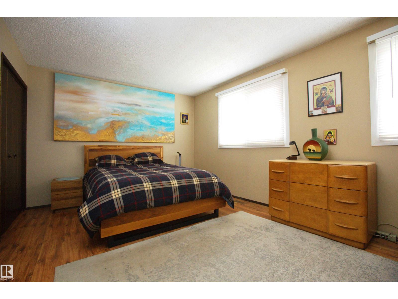 12137 50 ST NW - 23
