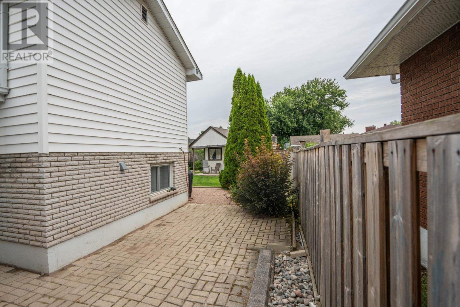 105 Laronde AVE - Image 39