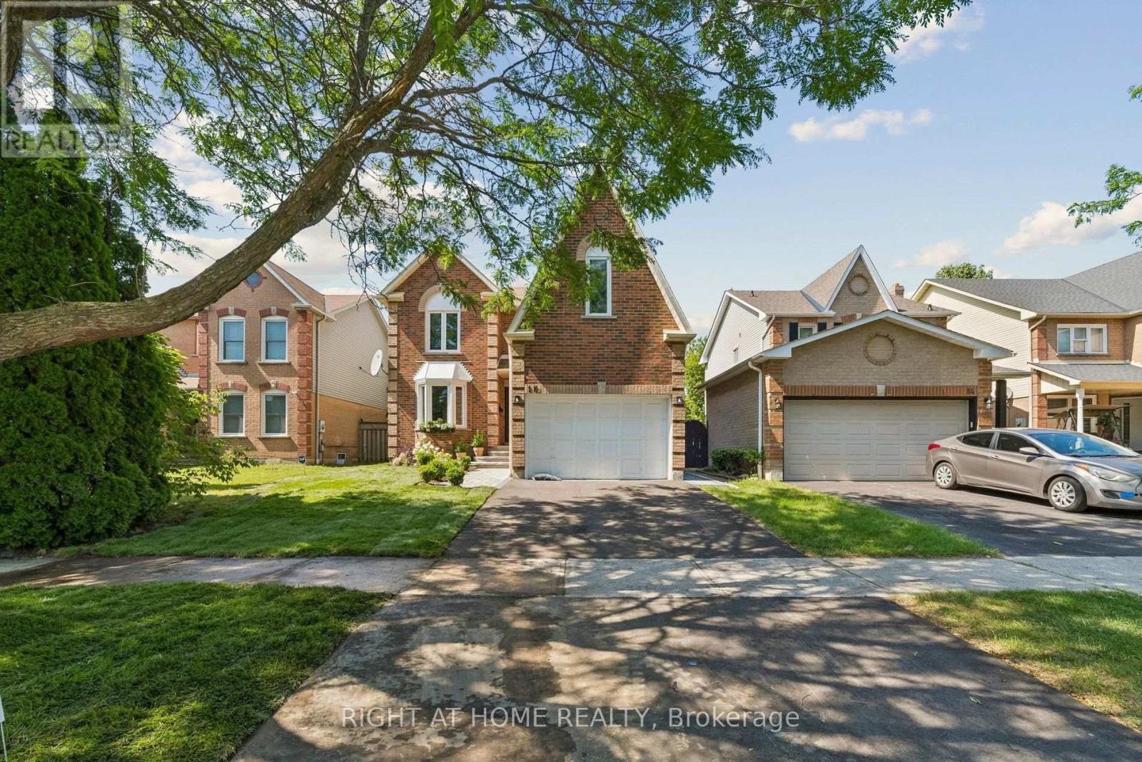 16 IAN FLEMING CRESCENT, Whitby (Rolling Acres) — photo 2