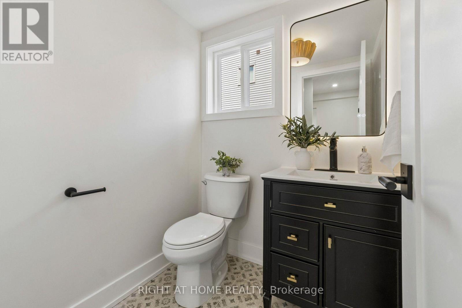 16 IAN FLEMING CRESCENT - 23