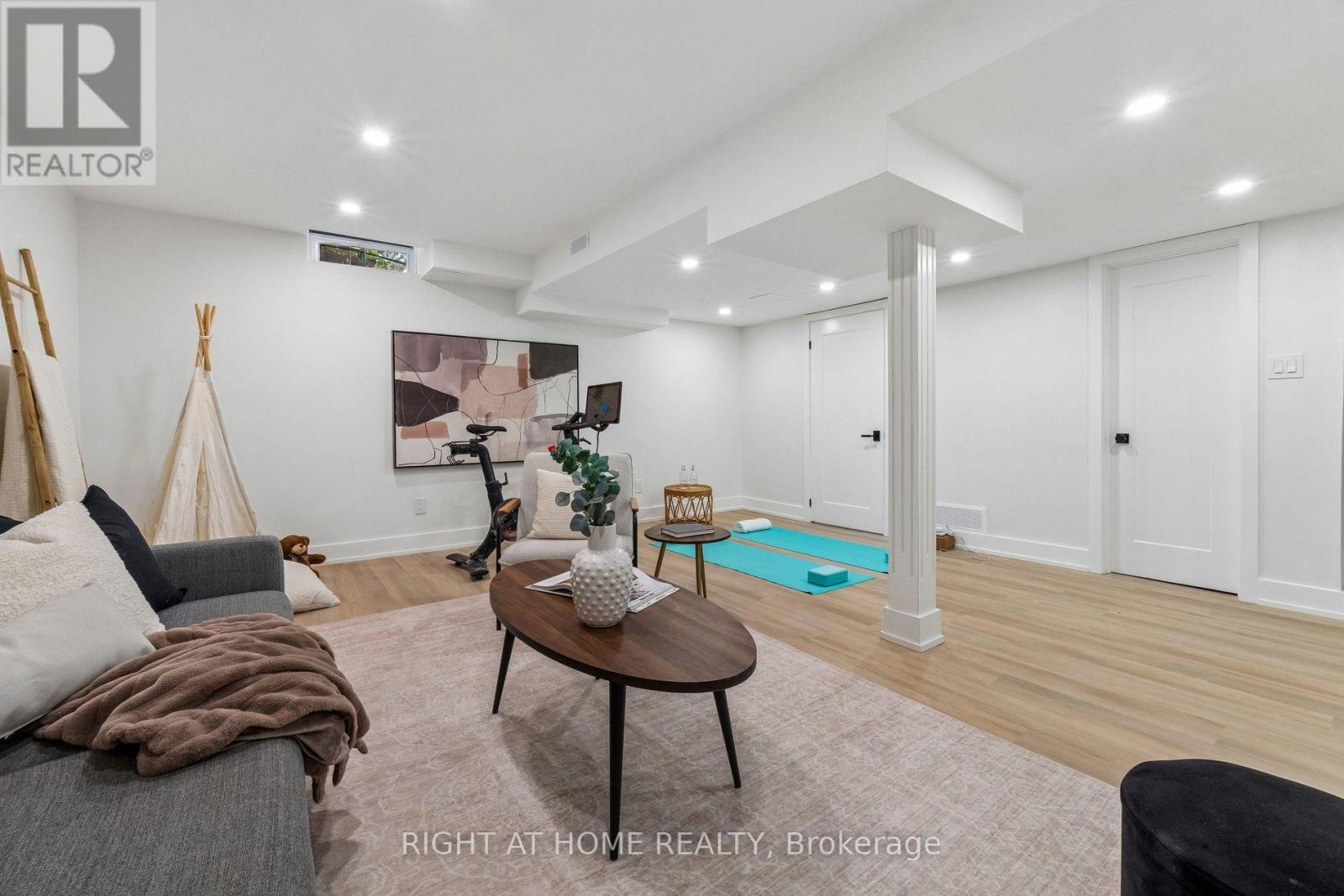 16 IAN FLEMING CRESCENT - 42