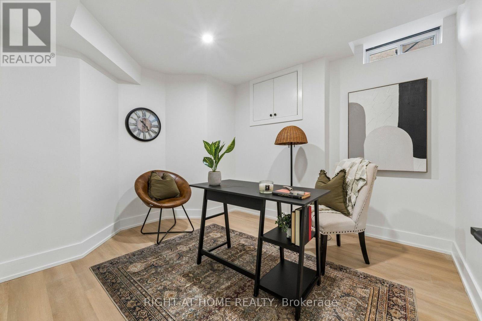 16 IAN FLEMING CRESCENT - 43