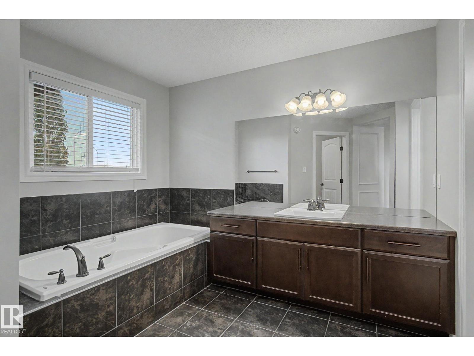 15868 10 AV SW - 41