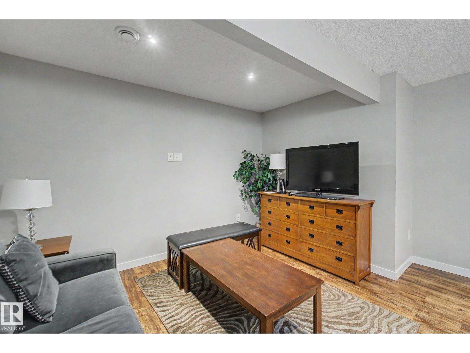 15868 10 AV SW - 50