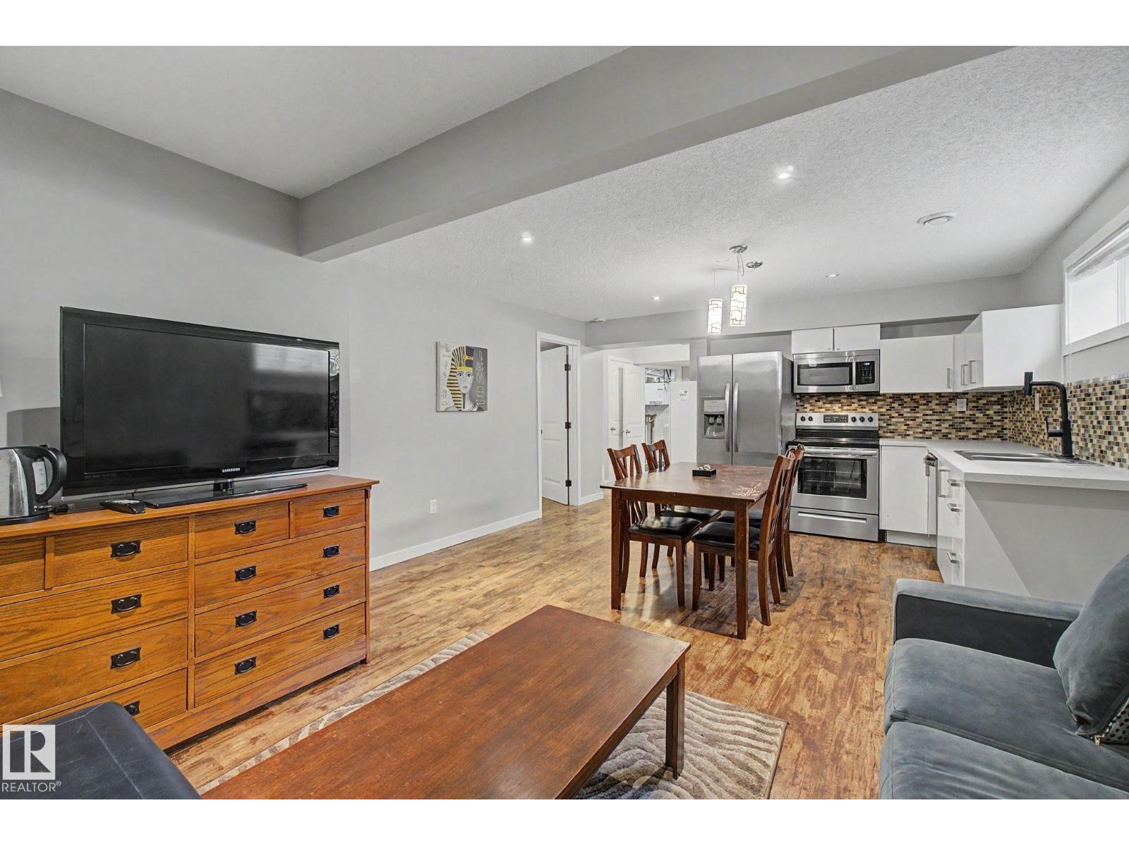 15868 10 AV SW - 51