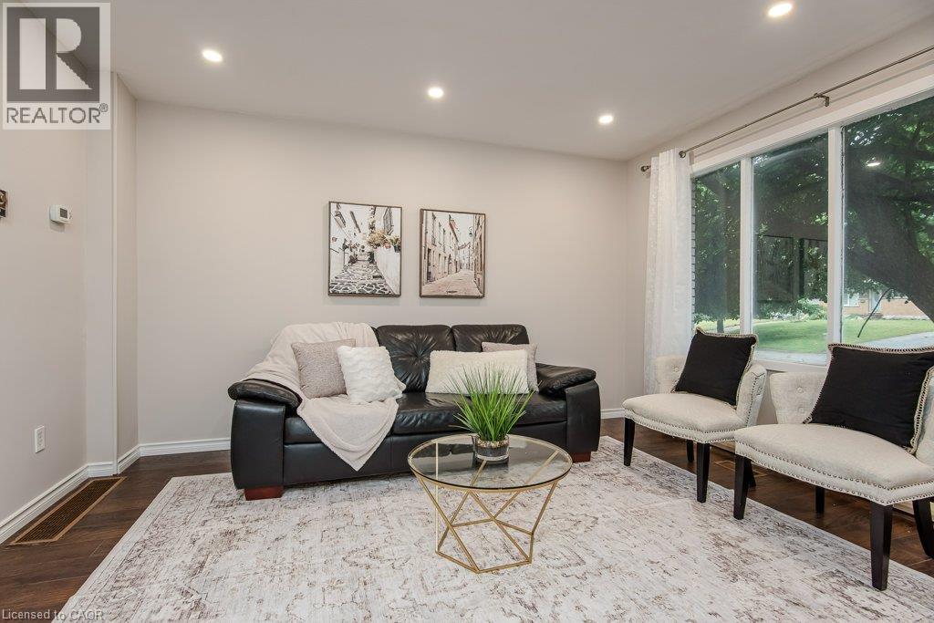185 CEDARVALE Crescent Unit# A — photo 3