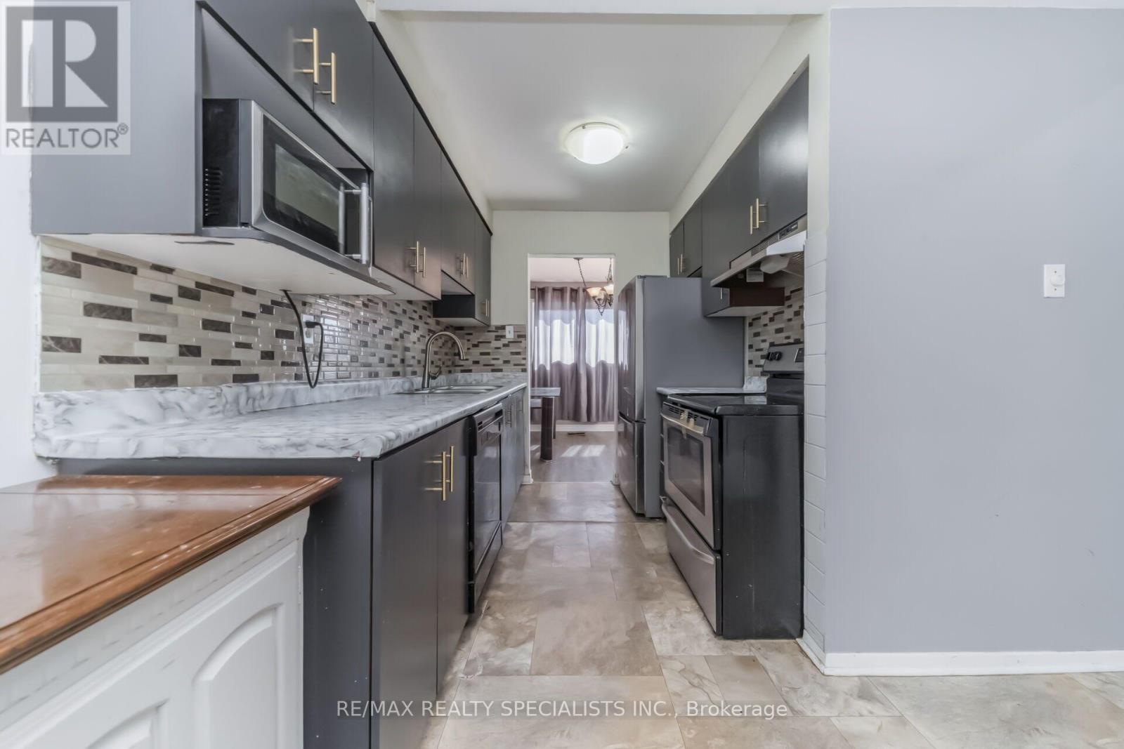 33 GREENWICH CIRCLE - 18