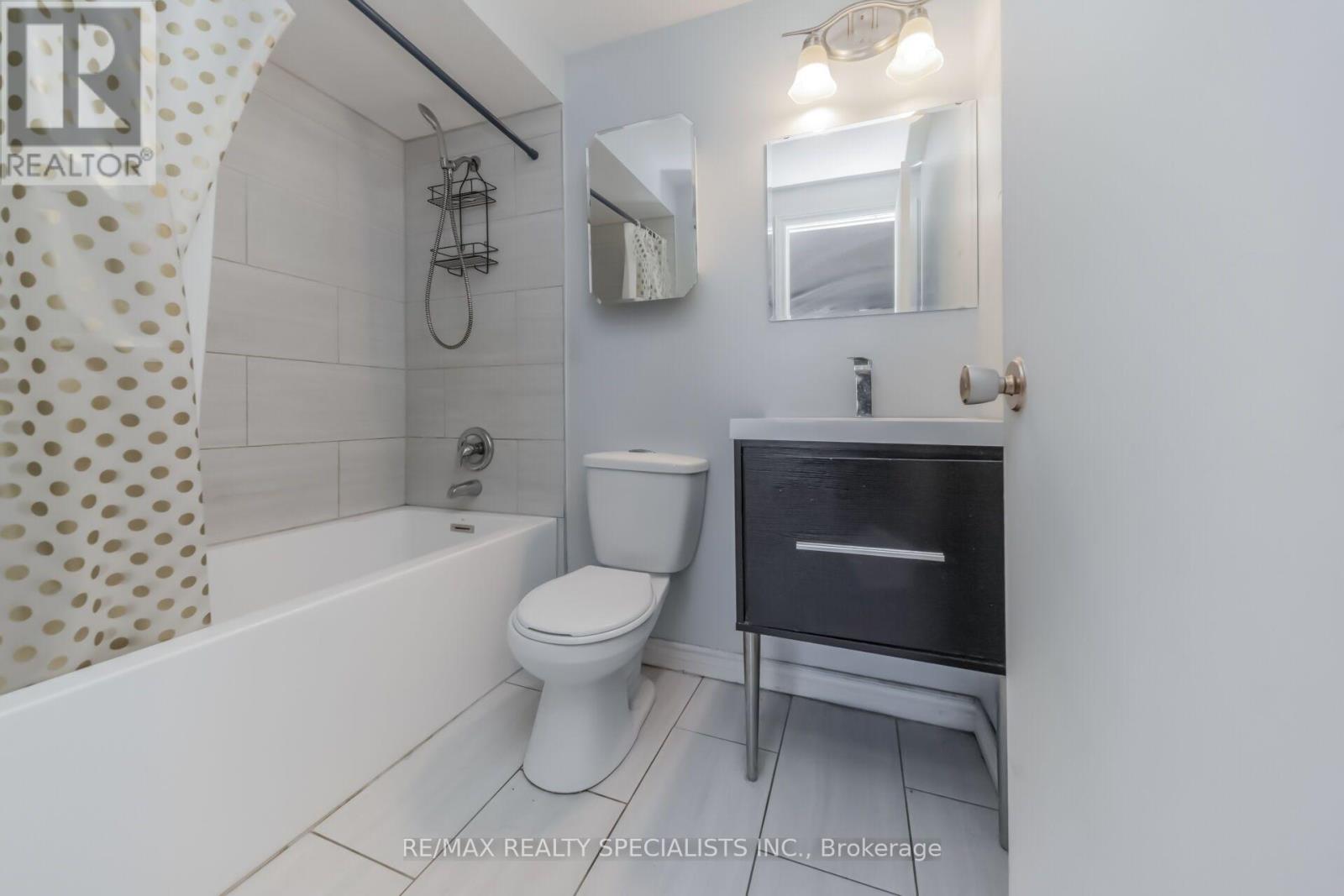33 GREENWICH CIRCLE - 27