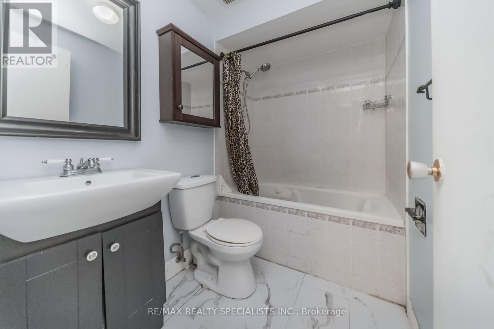 33 GREENWICH CIRCLE - 32