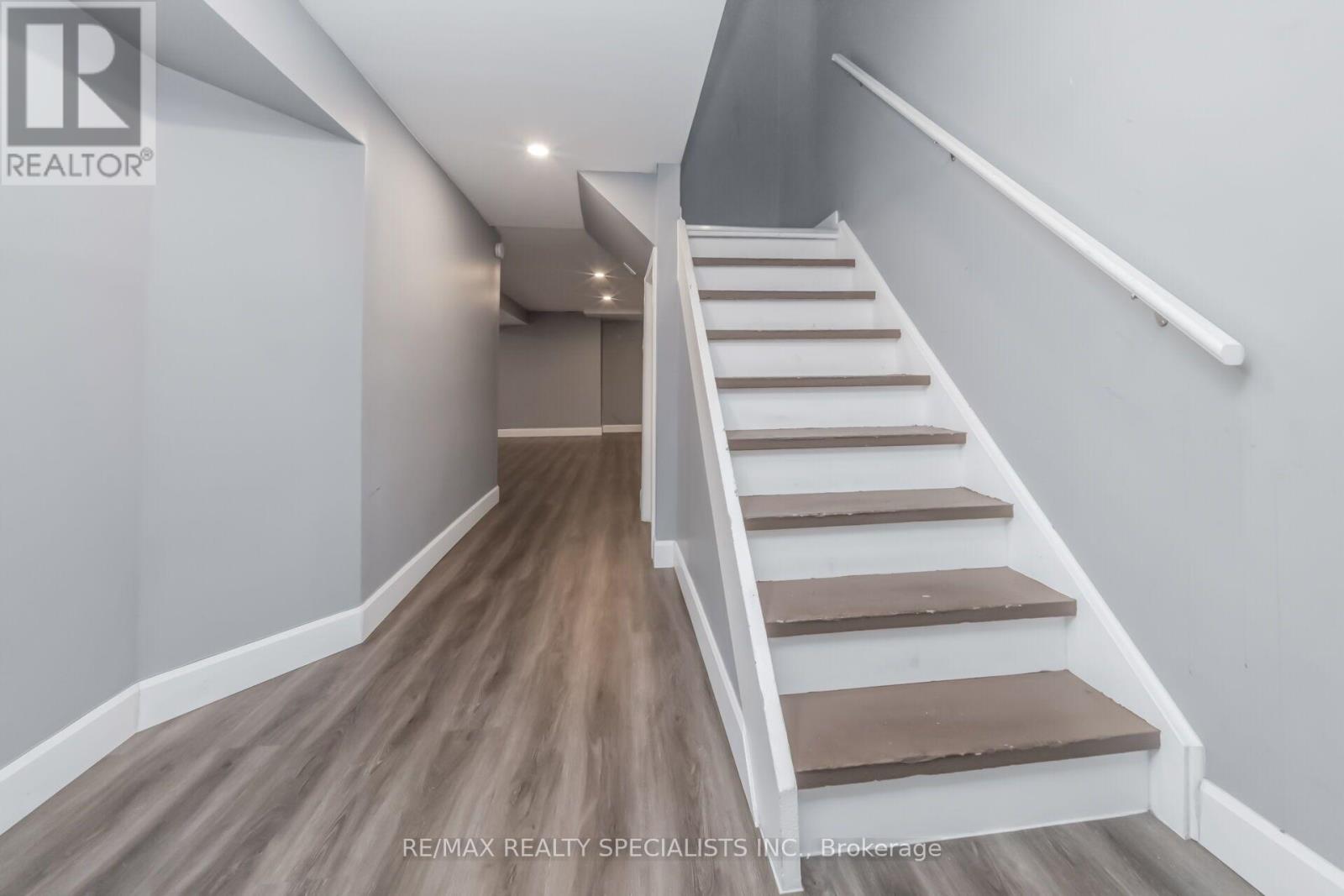 33 GREENWICH CIRCLE - 34