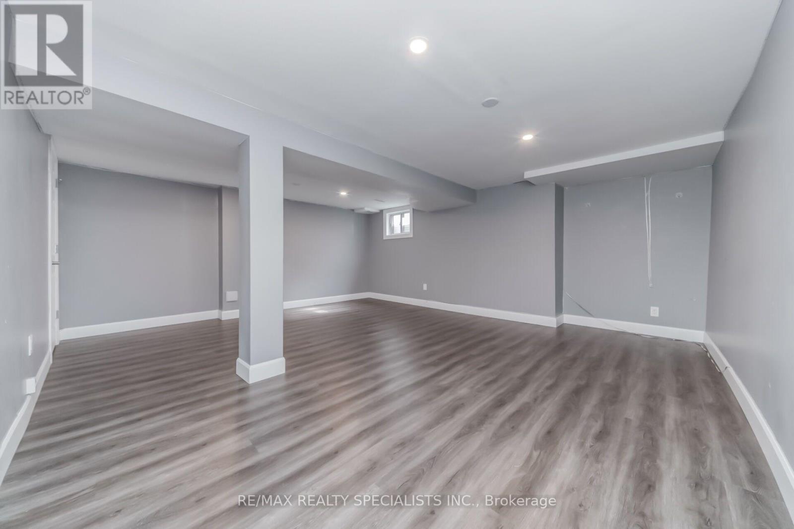 33 GREENWICH CIRCLE - 35