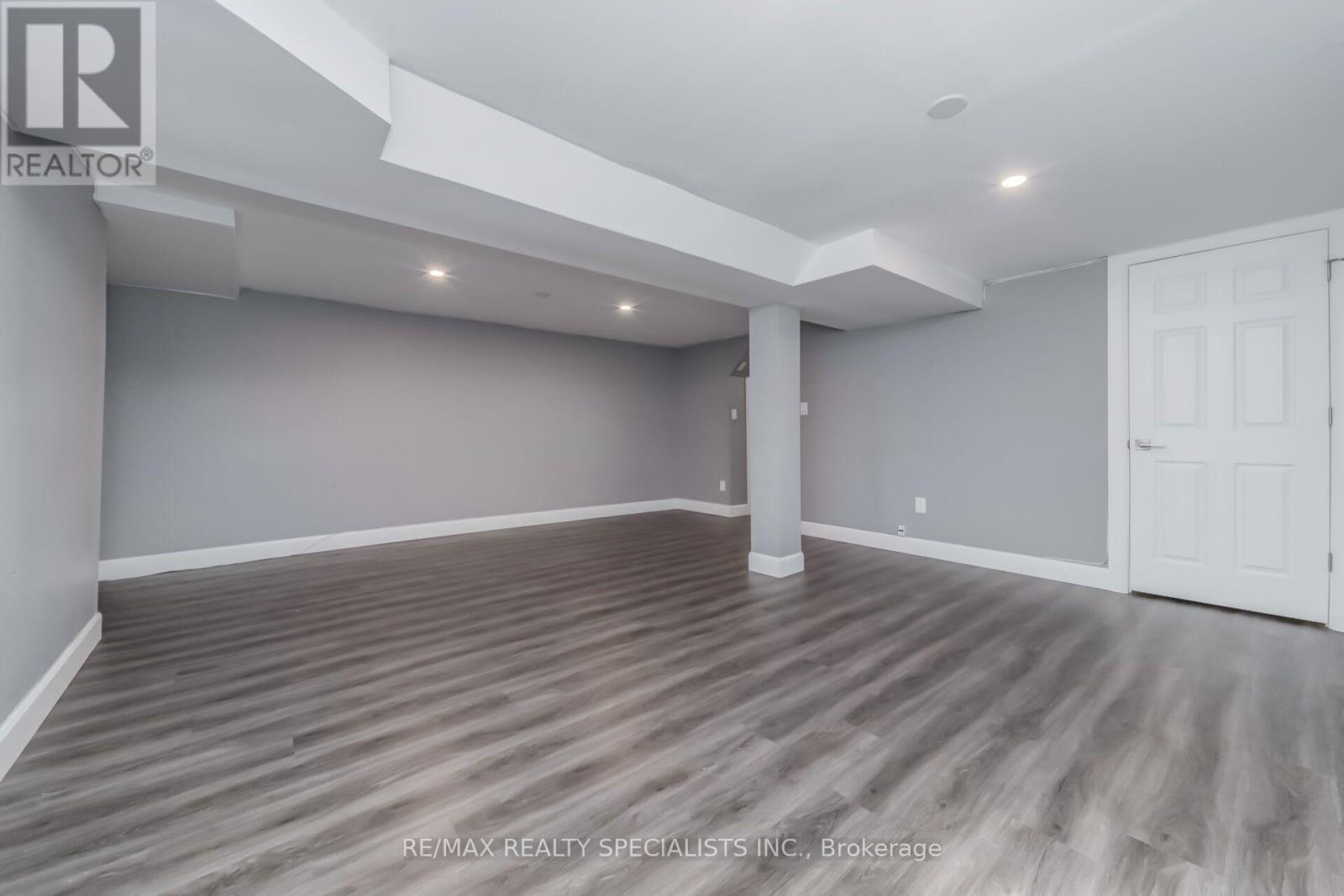 33 GREENWICH CIRCLE - 37