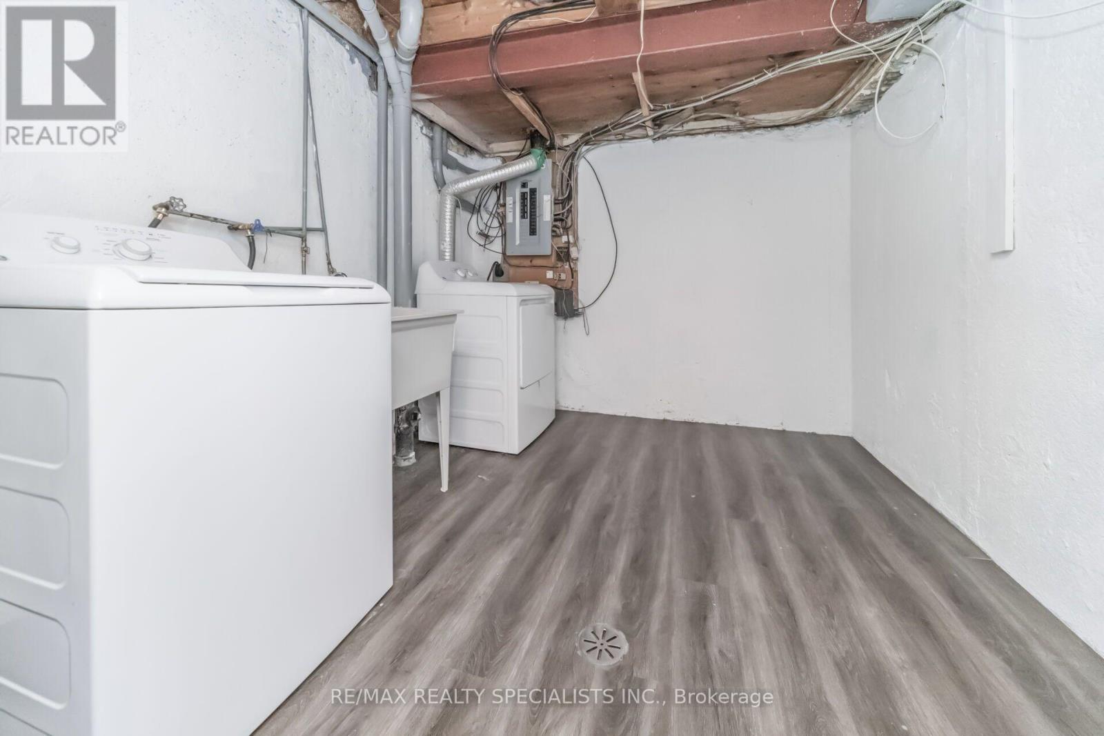33 GREENWICH CIRCLE - 38