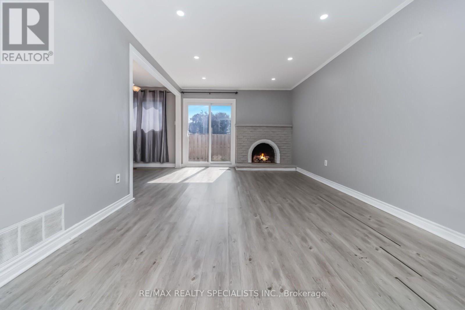 33 GREENWICH CIRCLE - 8