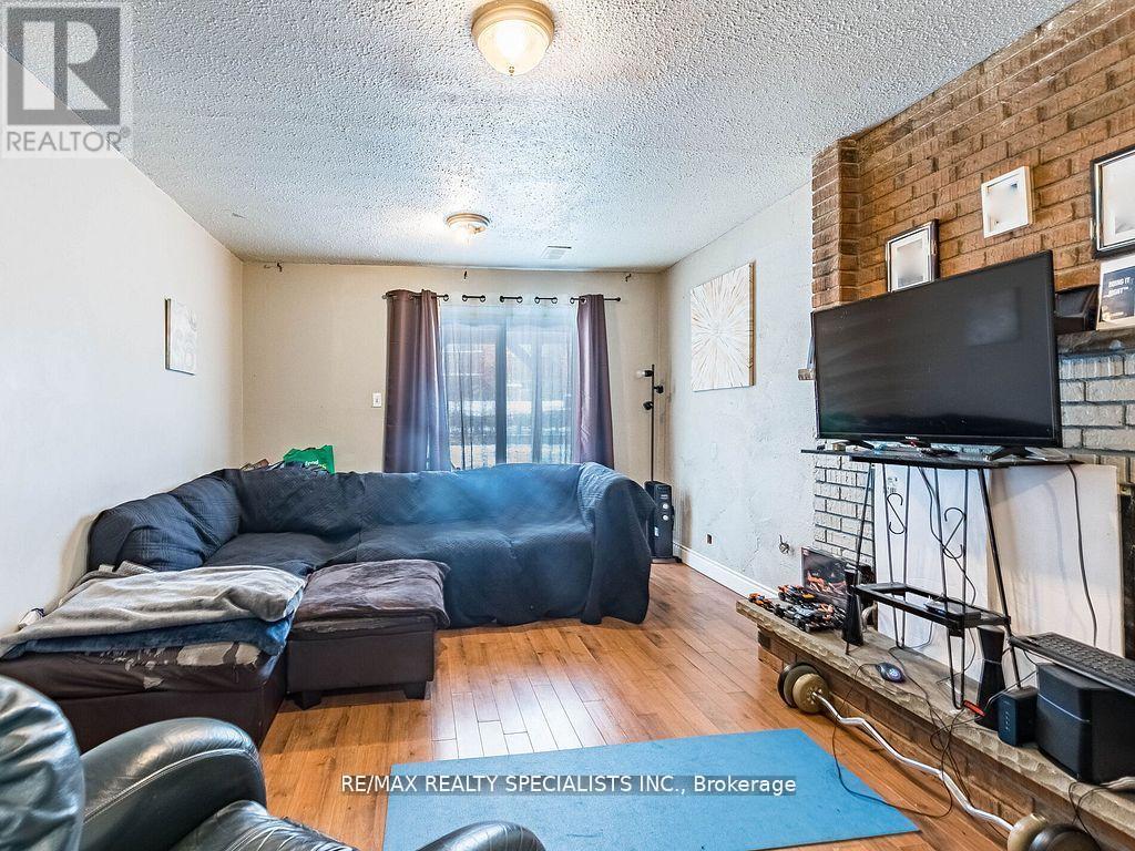 18 ASHFORD COURT - 35