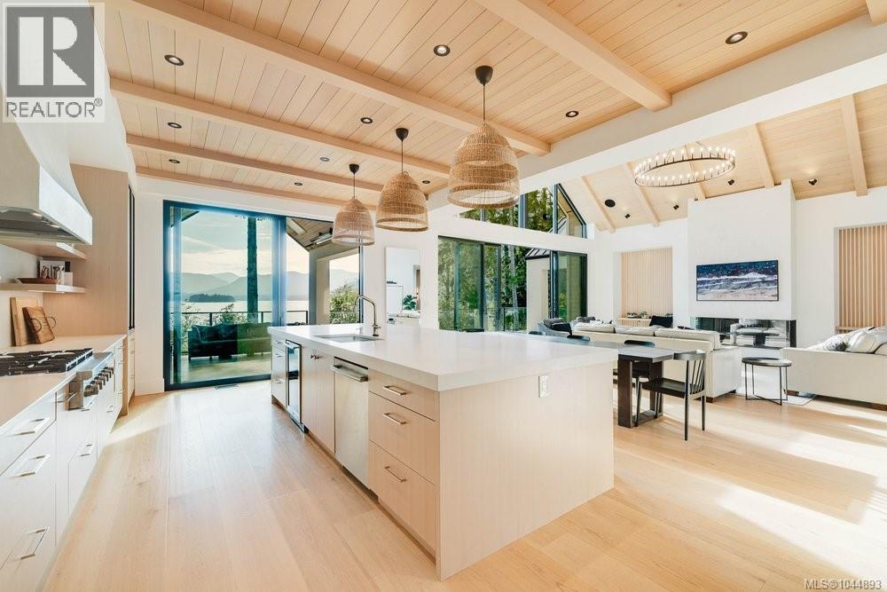 7380 Lakefront Dr, Lake Cowichan