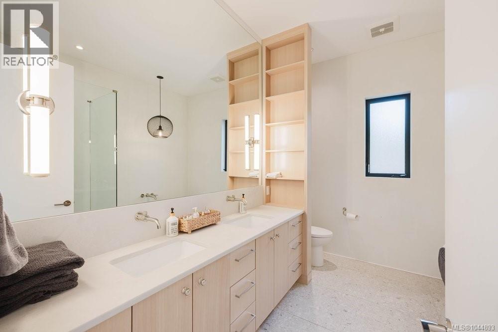 7380 Lakefront Dr, Lake Cowichan