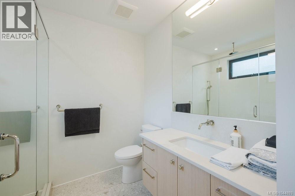 7380 Lakefront Dr, Lake Cowichan