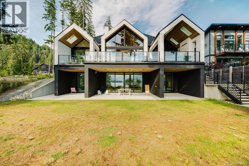 7380 Lakefront Dr, Lake Cowichan