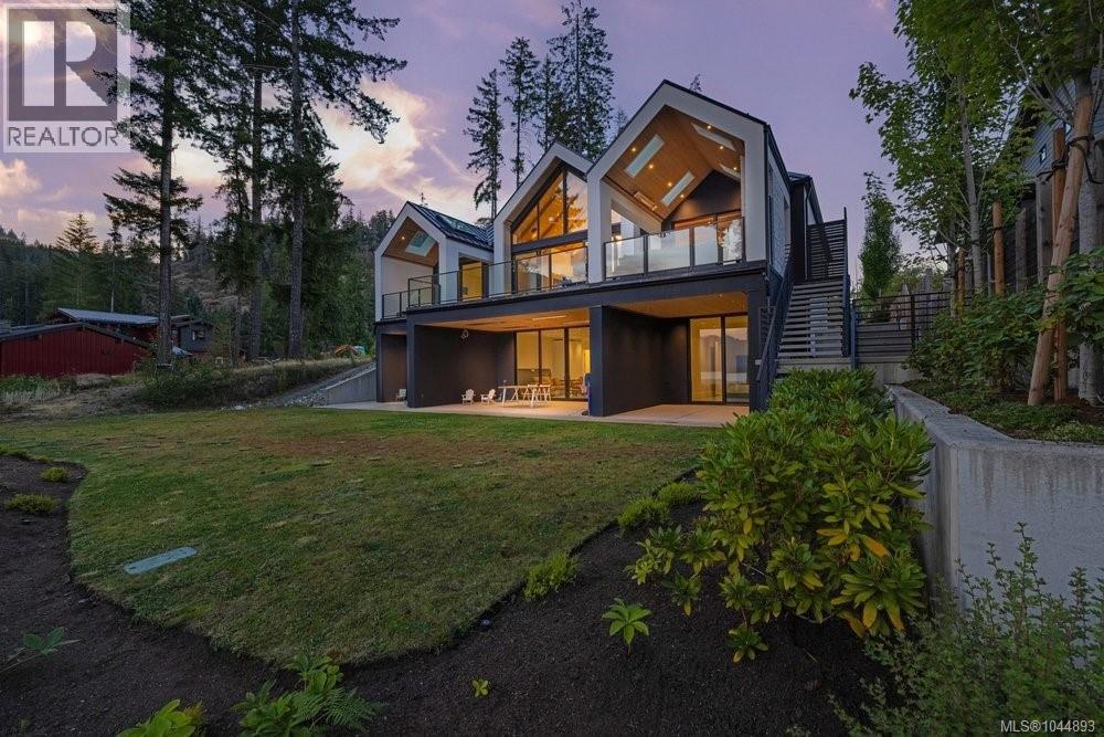 7380 Lakefront Dr, Lake Cowichan