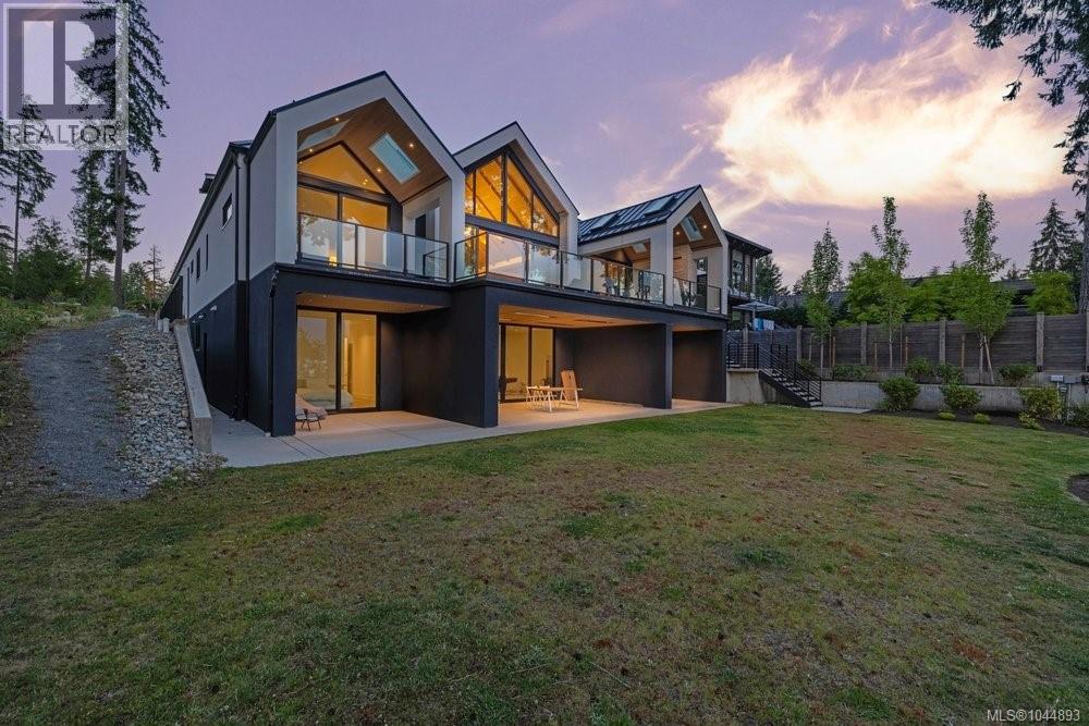 7380 Lakefront Dr, Lake Cowichan
