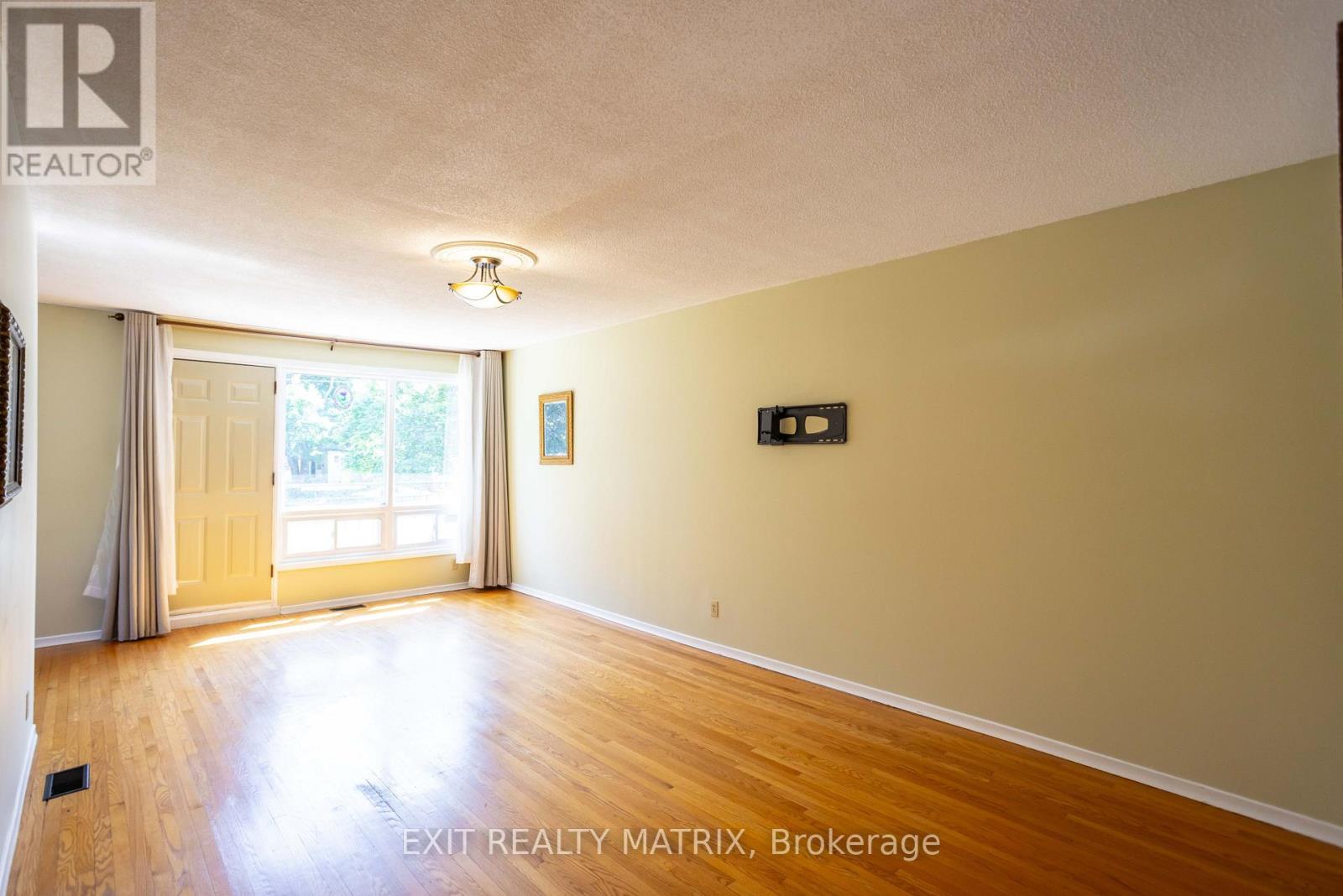 4 Bed, 2 Bath House for Sale in Ottawa – 2064 ST LAURENT BOULEVARD, Ottawa – MLS# X13644898 - Image 17