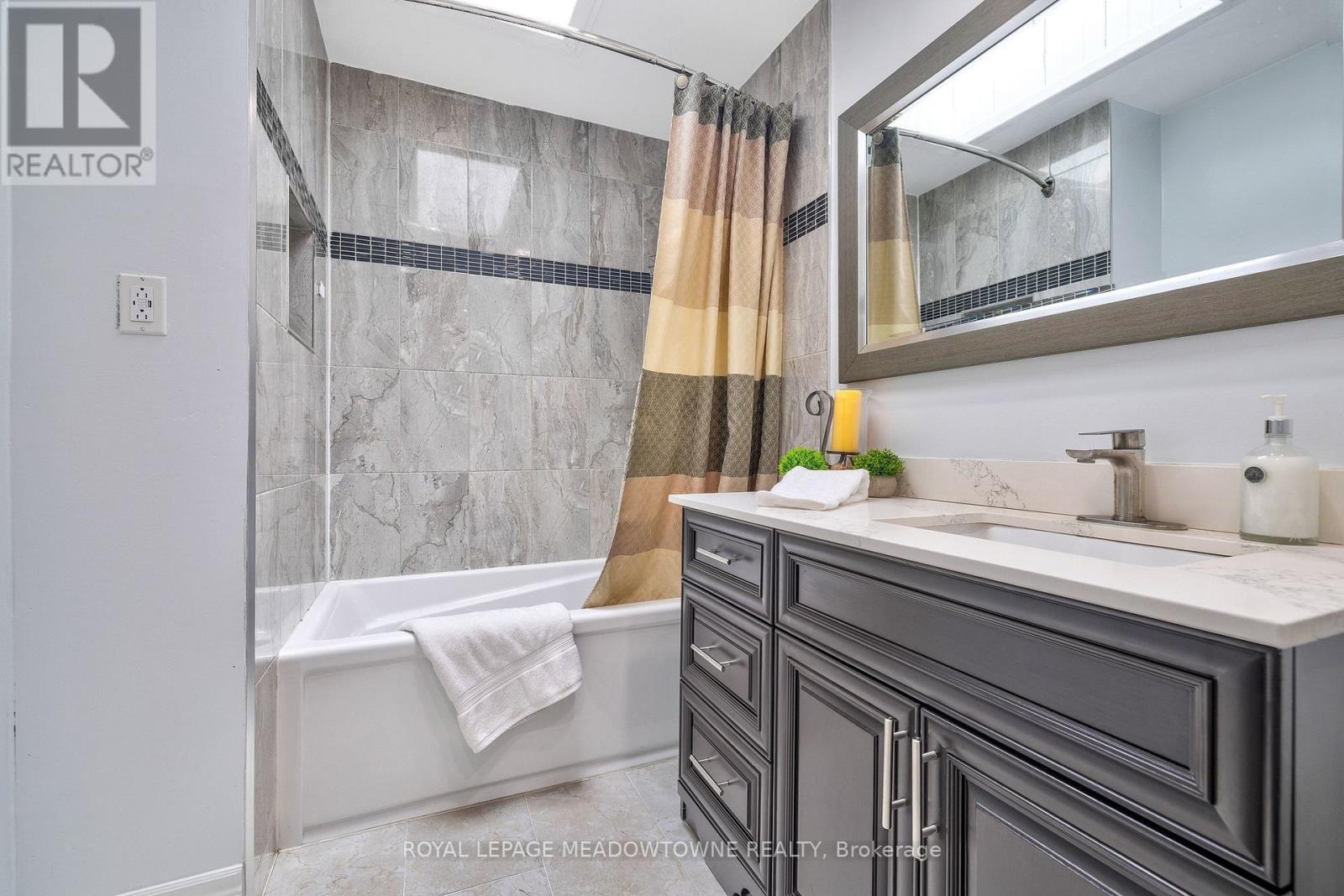 46 HEWSON CRESCENT - 17