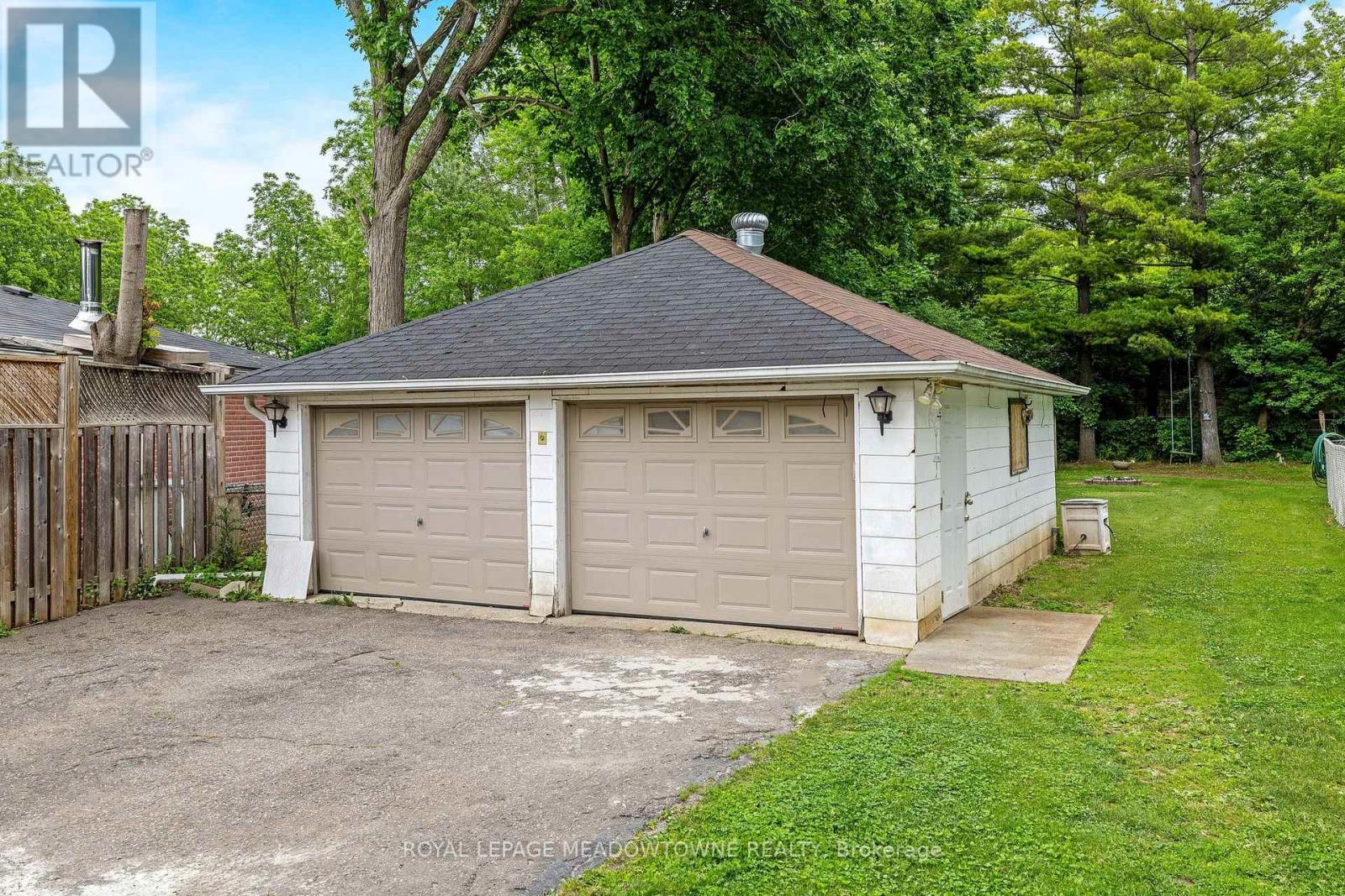 46 HEWSON CRESCENT - 32
