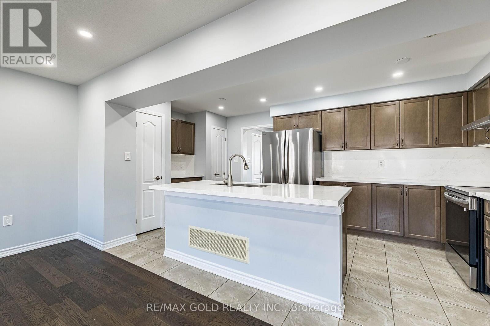 98 BANNISTER CRESCENT - 21