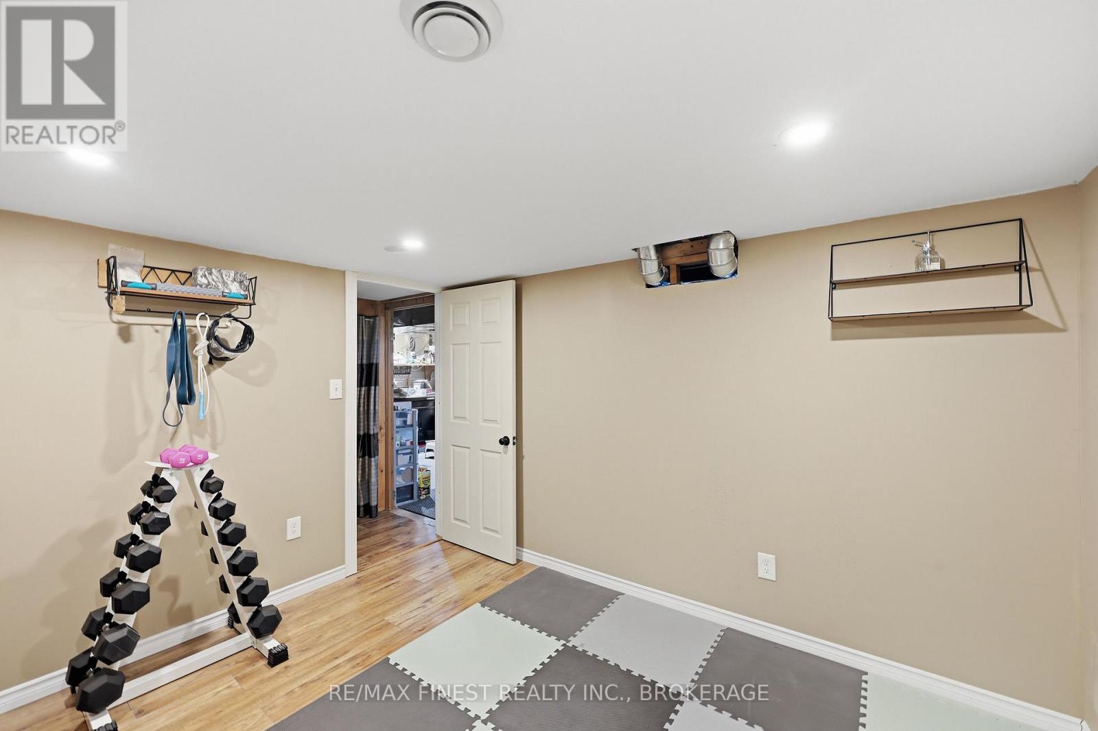 91 CAMBRIDGE CRESCENT - 35