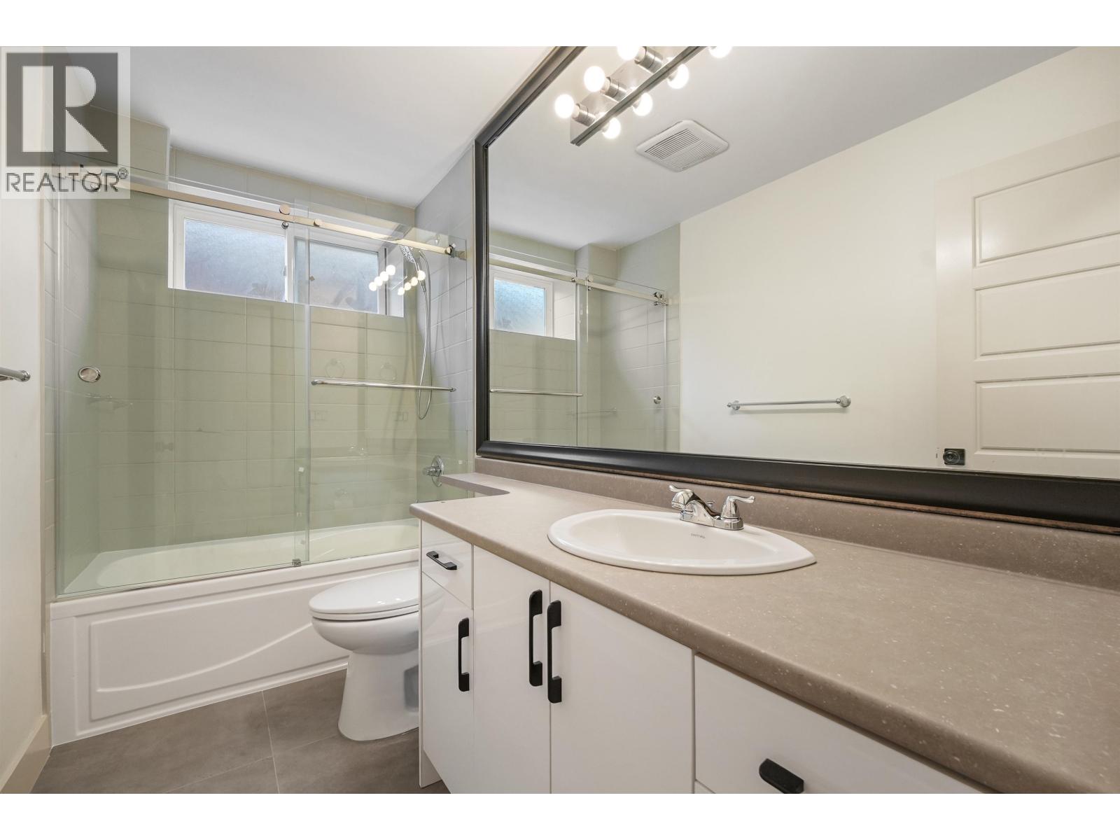 8 Bed, 6 Bath House for Sale in Vancouver – 5454 SLOCAN ST STREET, Vancouver – MLS# R3153283 - Image 33