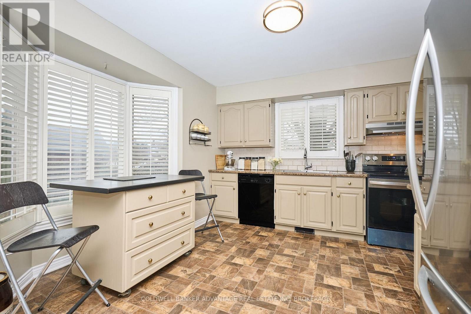 28 DIXON CRESCENT - 6
