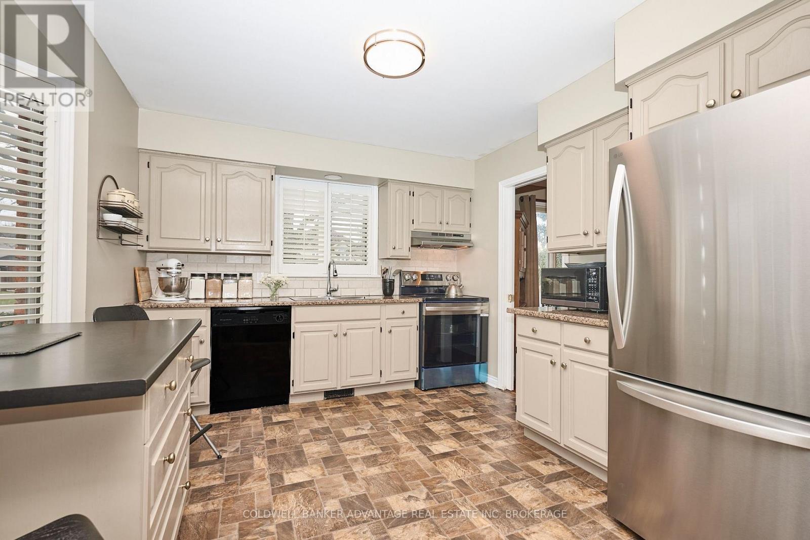 28 DIXON CRESCENT - Image 5
