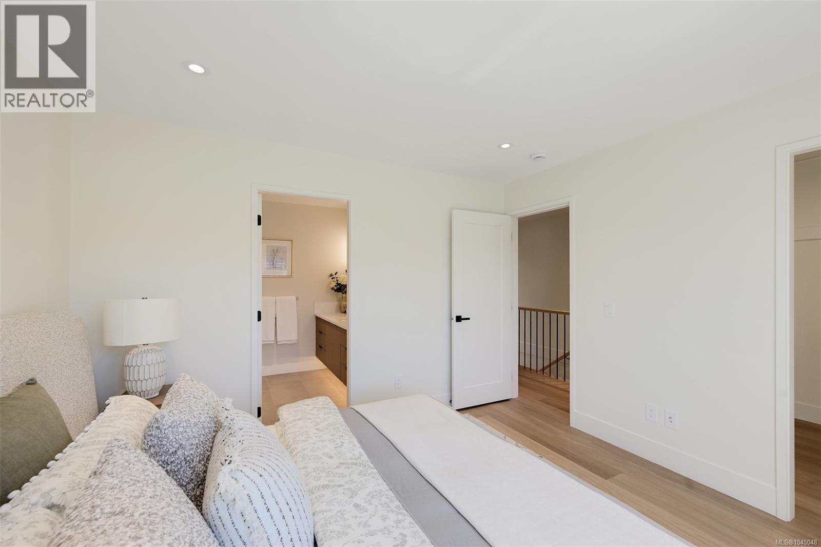 2 1514 Foul Bay Road, Victoria