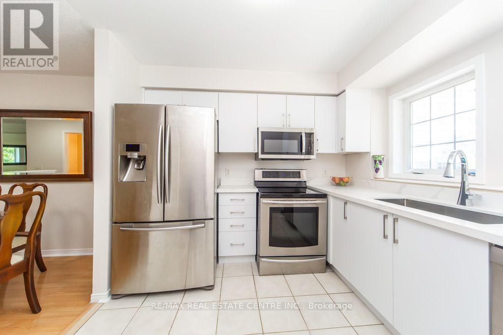 #7 50 STRATHAVEN DRIVE - 18