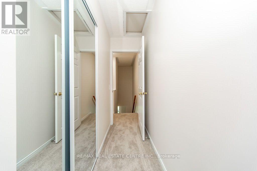 #7 50 STRATHAVEN DRIVE - 32