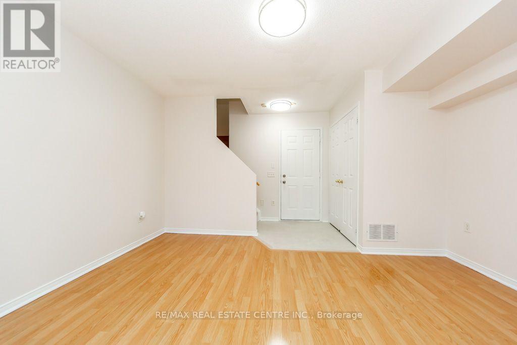 #7 50 STRATHAVEN DRIVE - 40