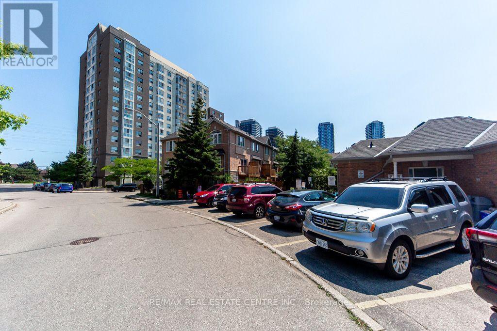 #7 50 STRATHAVEN DRIVE - 43