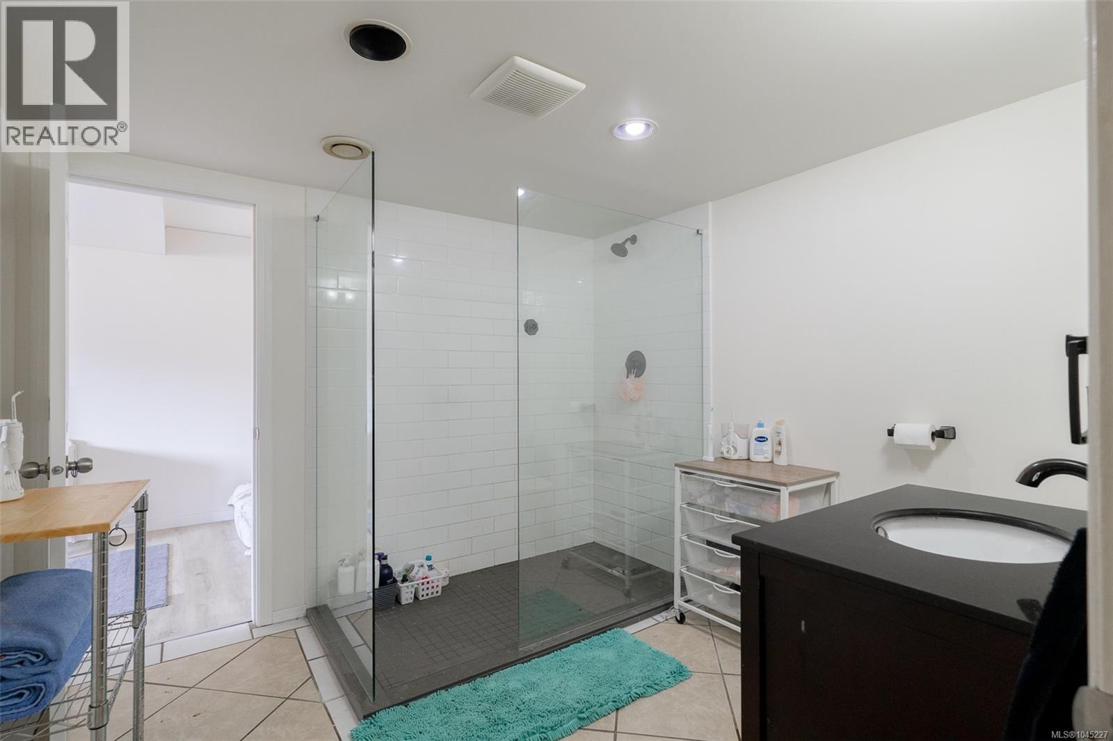 2490 Highland Blvd - Image 29