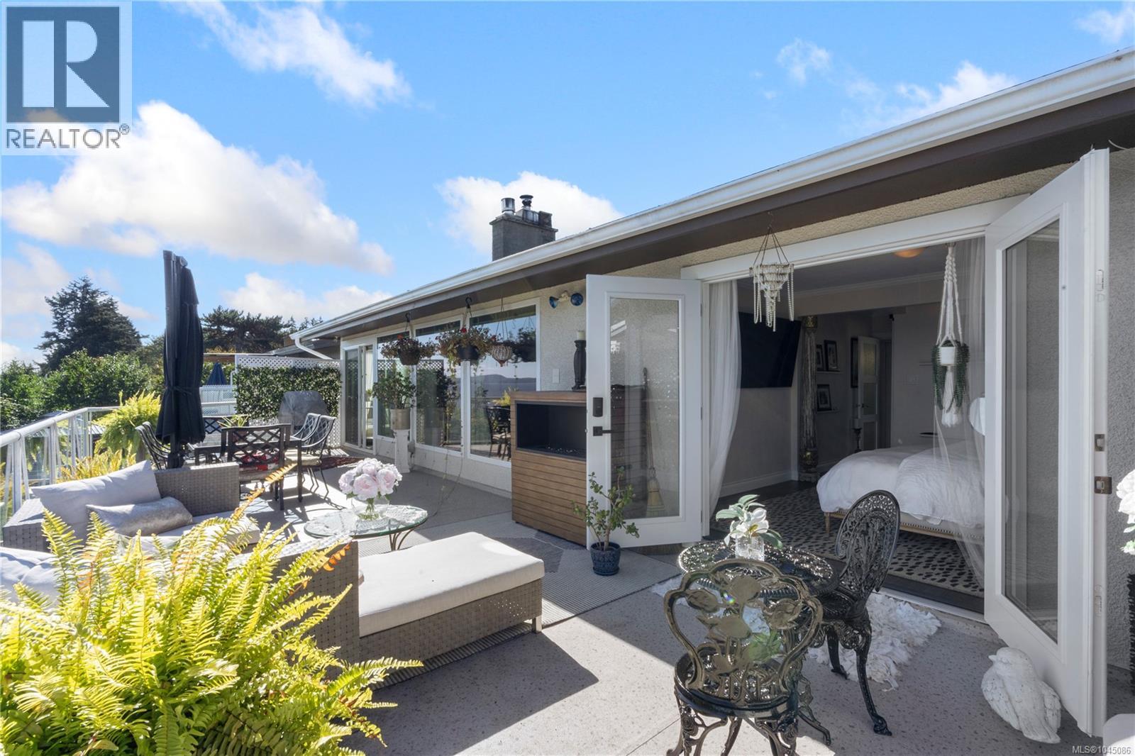 3632 Seaview Cres - Image 37