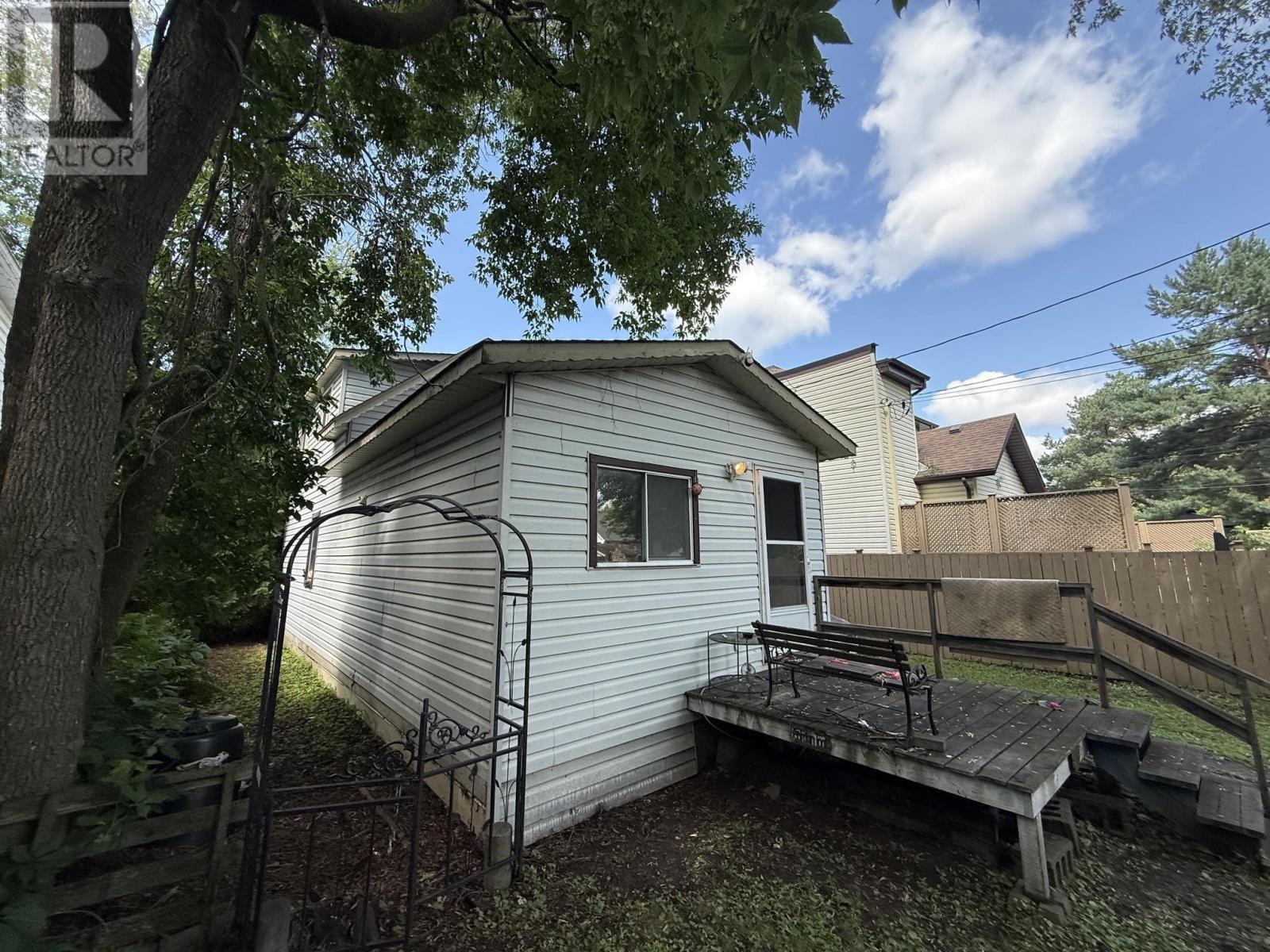 446 Vickers ST N - 4