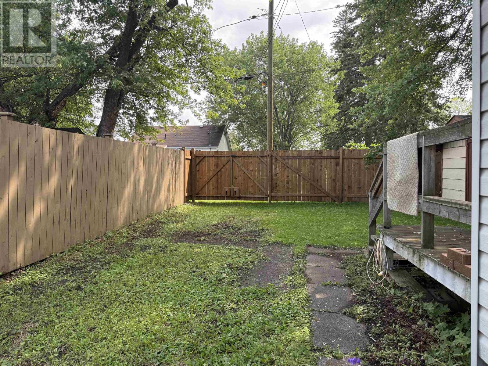 446 Vickers ST N - 6
