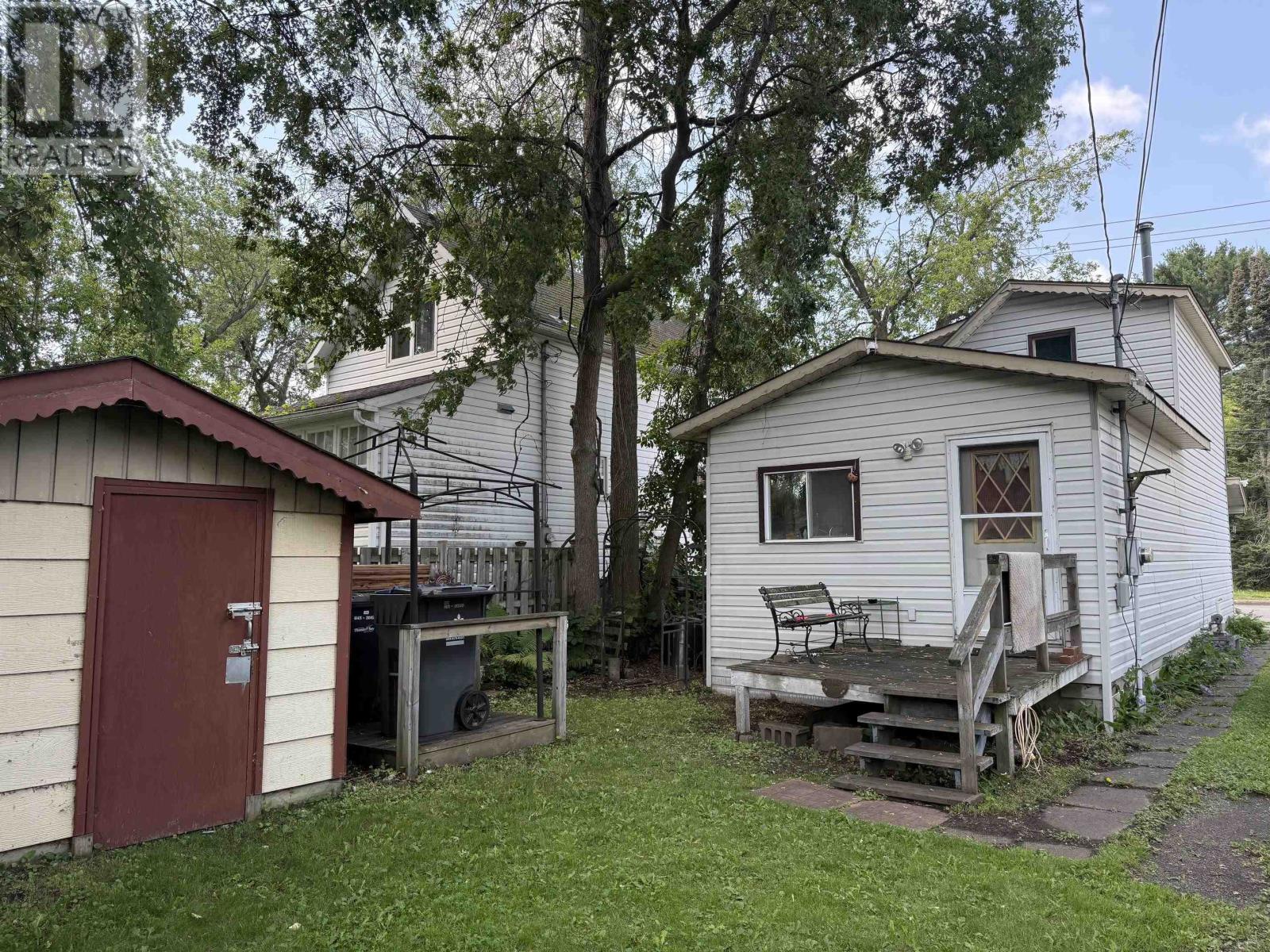 446 Vickers ST N - 3