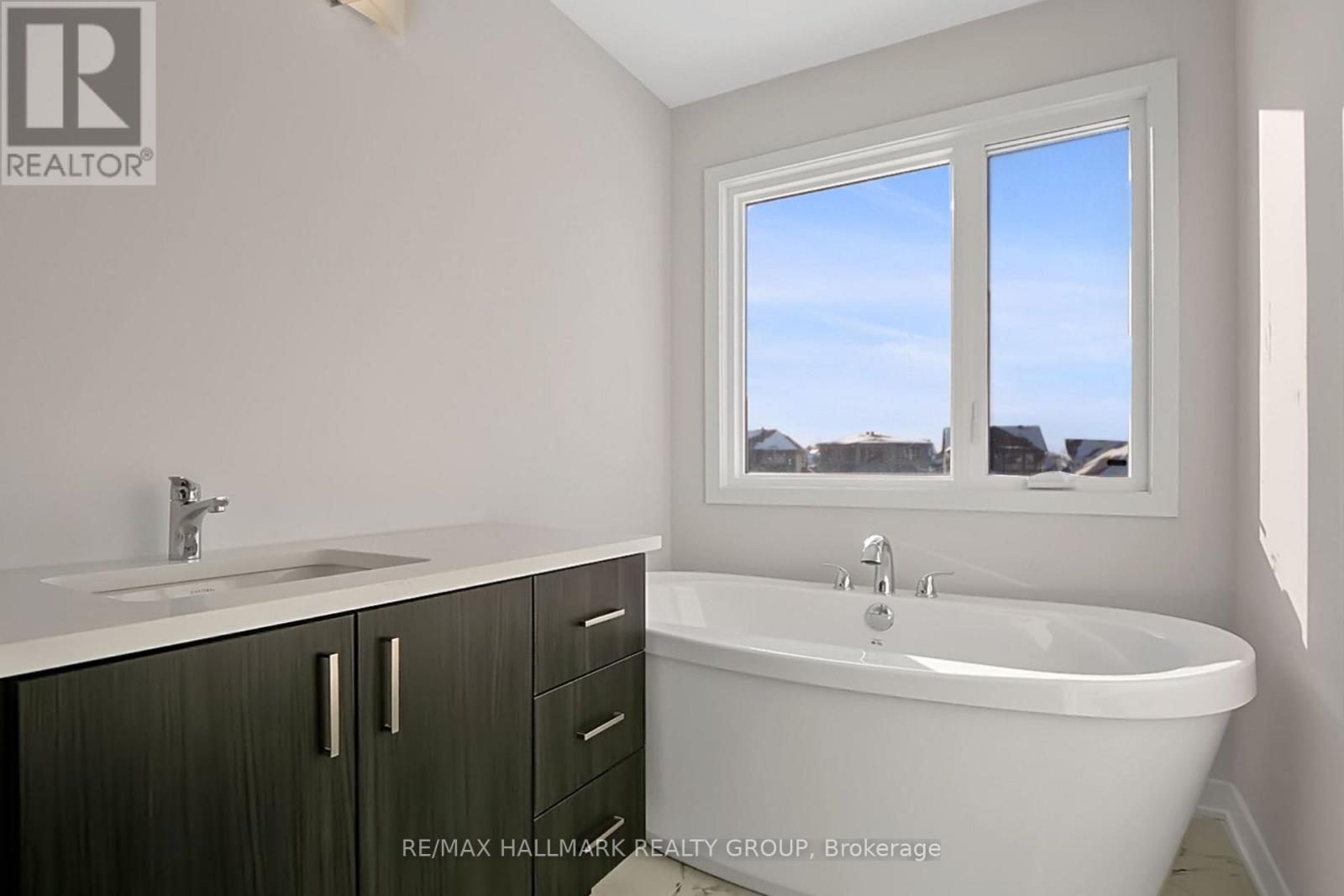 3 Bed, 3 Bath House for Sale in Ottawa – 1922 HAWKER PRIVATE, Ottawa – MLS# X13645702 - Image 13