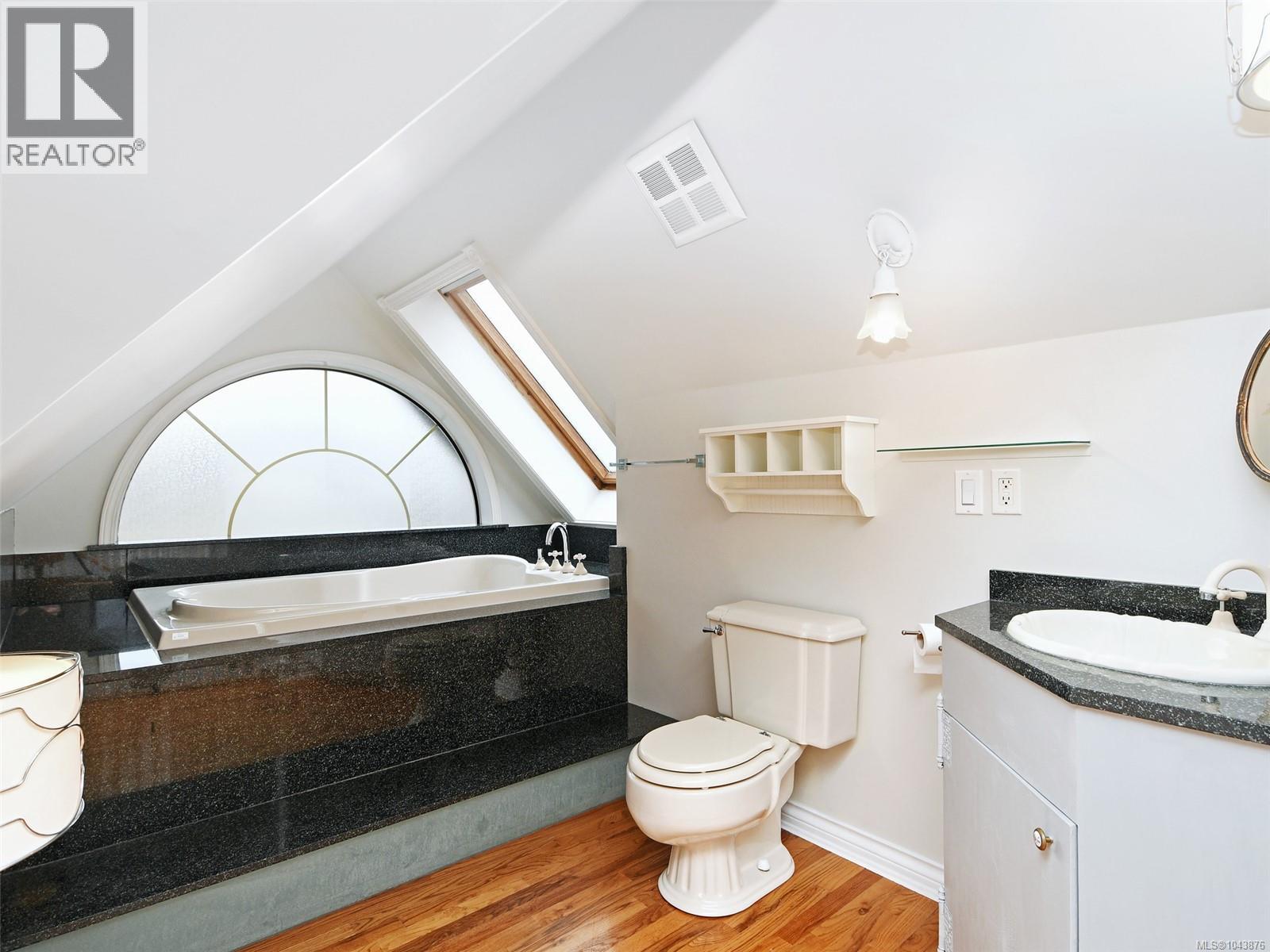 121/123 South Turner St - 47