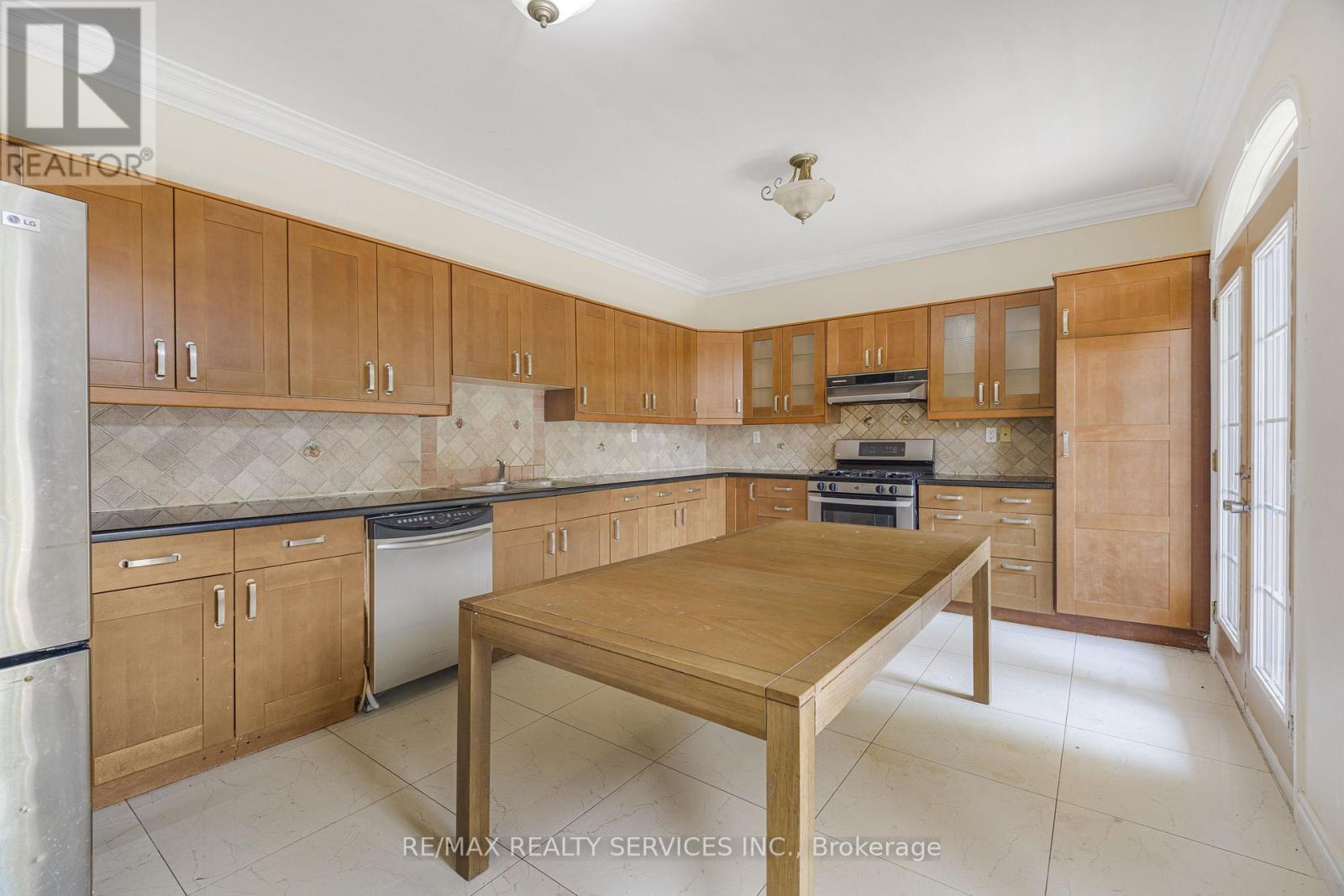 135 SPRUCE AVENUE - Image 10