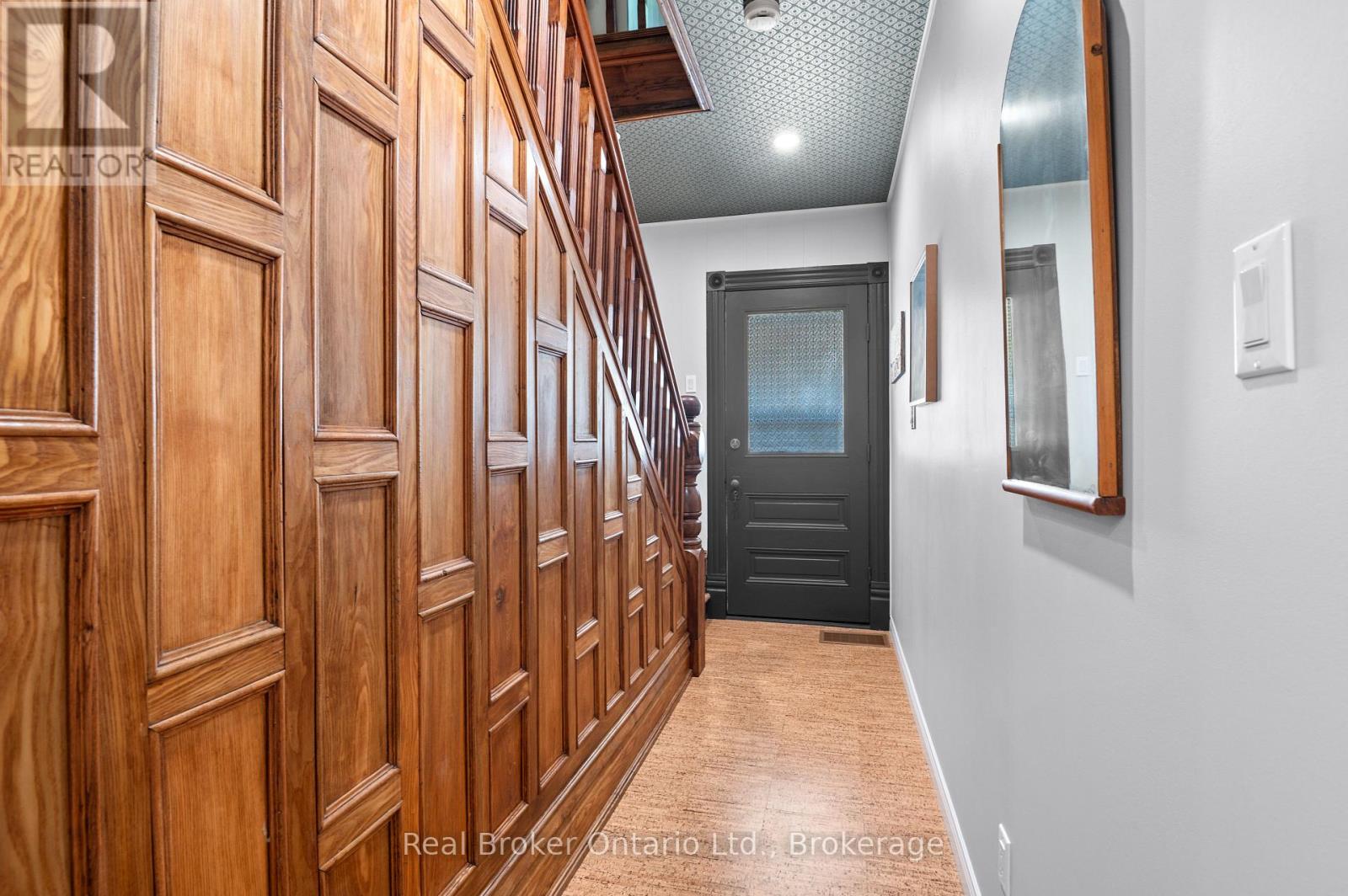 677 GARAFRAXA STREET N - 3