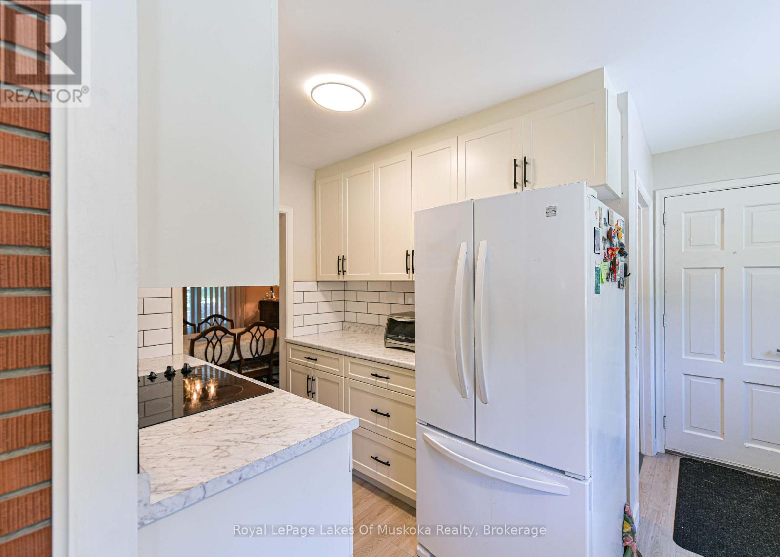 180 LOFTY PINES CRESCENT - 42