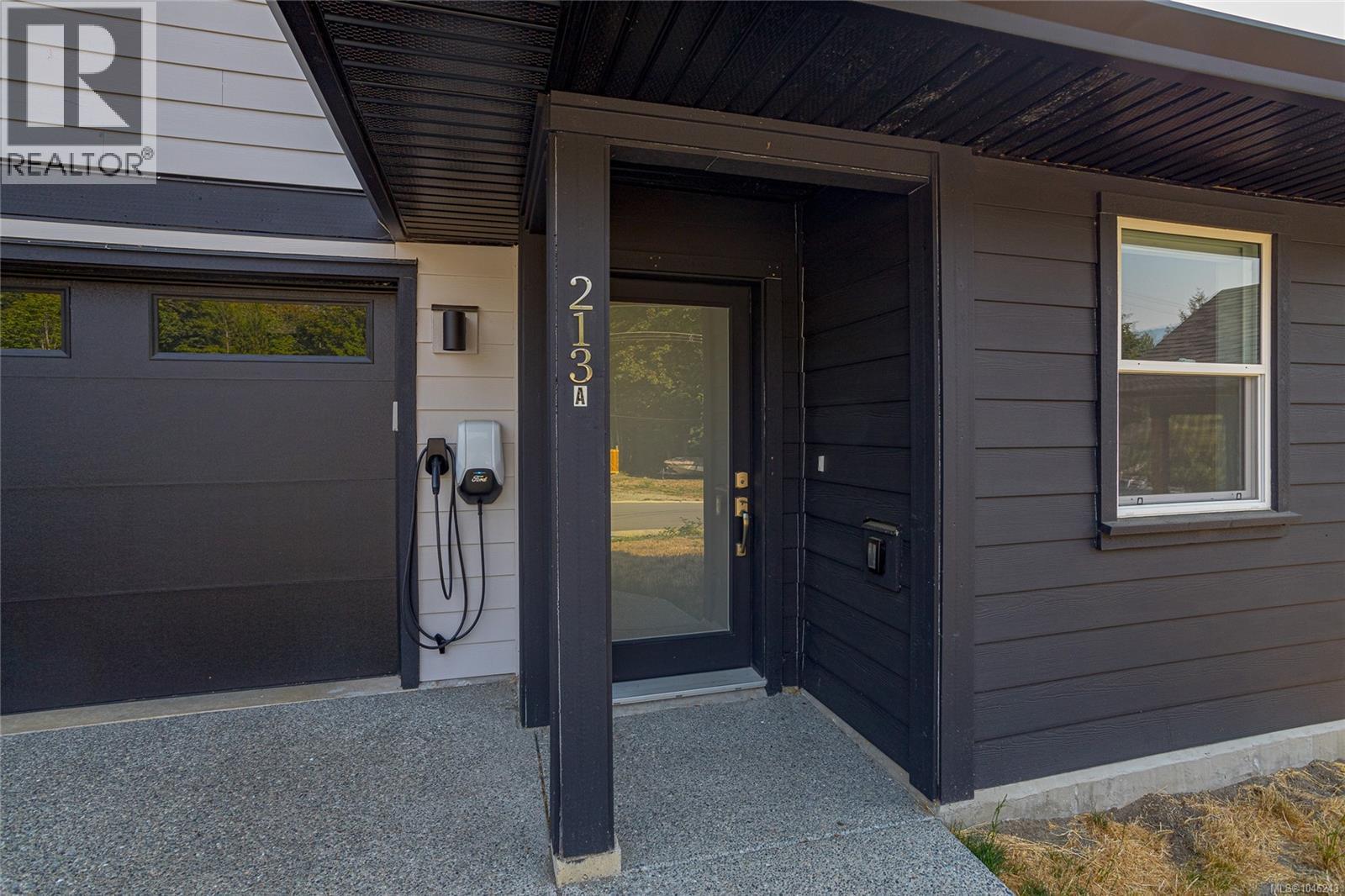 213 MacDonald Rd - 2