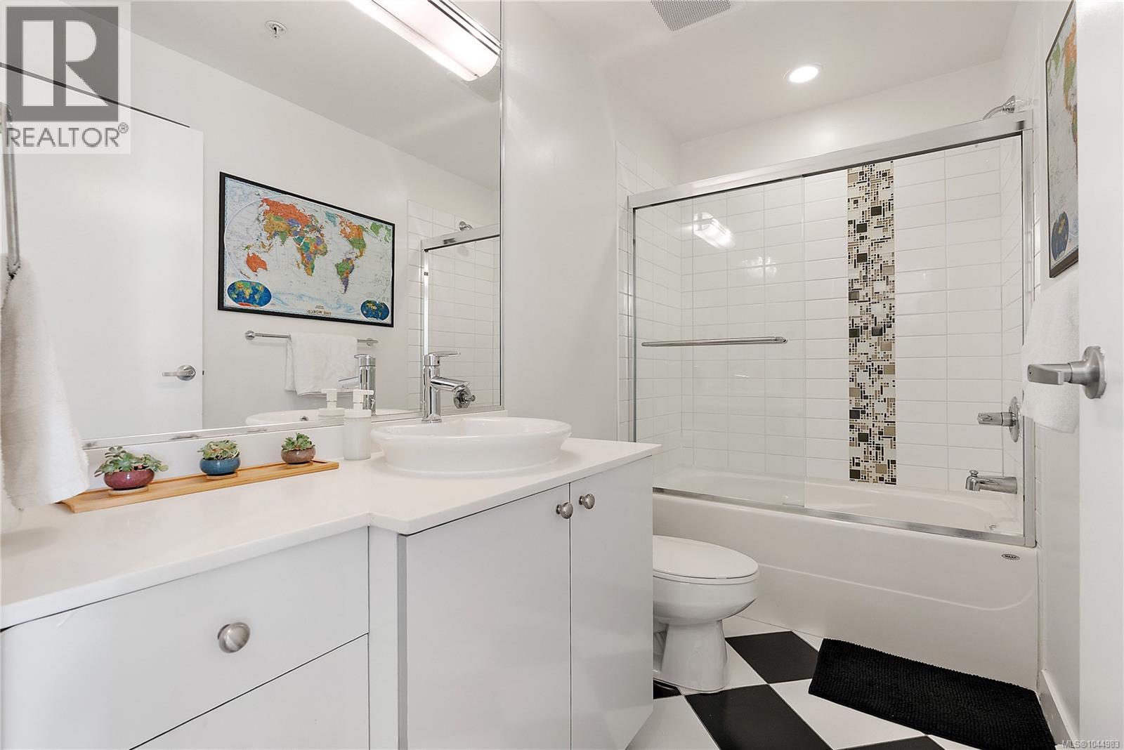 102 4030 Borden Street, Saanich